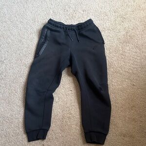 BLACK NIKE TECH PANTS